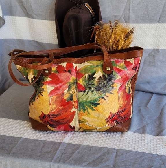 Splatter a garden of beauty upon your favorite Patricia Nash™ Straw Viotti Tote. - Picture 9 of 11